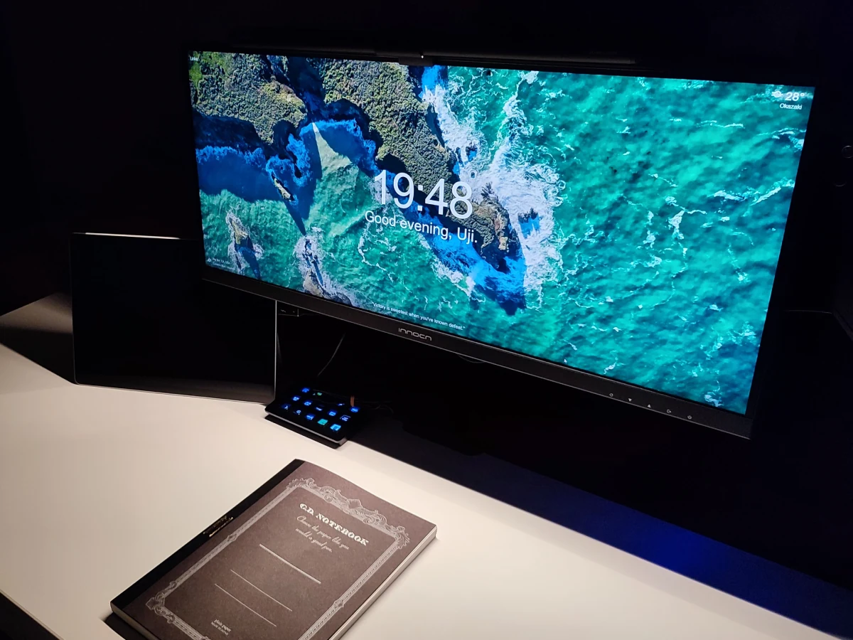 ウルトラワイドモニターとデスク